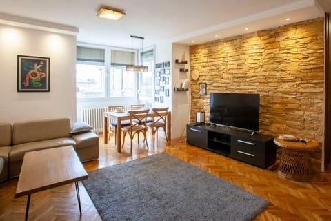 TV and multimedia, Living room, Evening entertainment