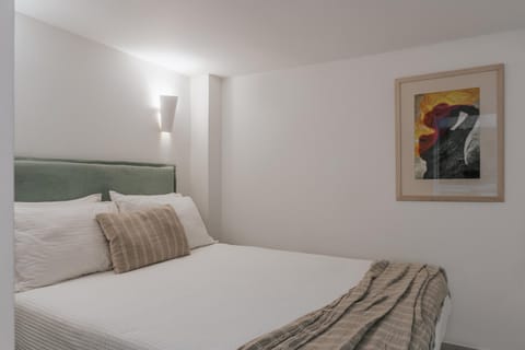 Bed, Photo of the whole room, Decorative detail