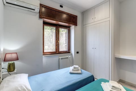 Bed, Bedroom, wardrobe, air conditioner