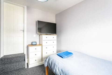 5 bedroom house, free parking, near football, sleeps 8 House in Liverpool