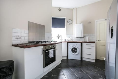 5 bedroom house, free parking, near football, sleeps 8 House in Liverpool