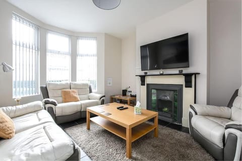 5 bedroom house, free parking, near football, sleeps 8 House in Liverpool