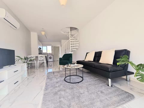 TV and multimedia, Seating area, Dining area, air conditioner