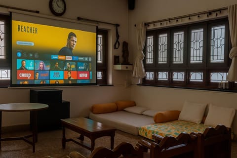 Communal lounge/ TV room, TV and multimedia, Living room, Seating area, Evening entertainment