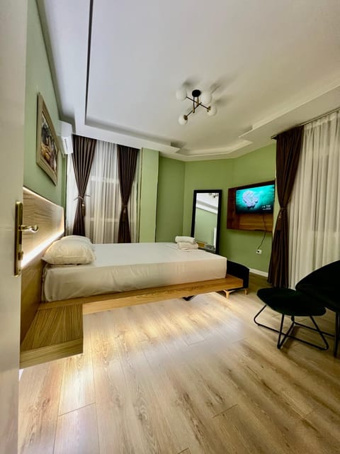 Bed, TV and multimedia, Living room, Photo of the whole room, Seating area, Bedroom