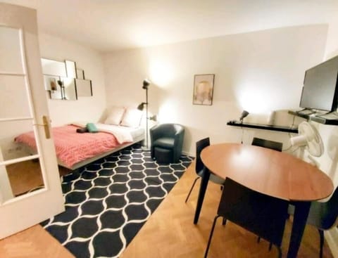 Bed, TV and multimedia, Living room, Photo of the whole room, Seating area, Dining area, Bedroom