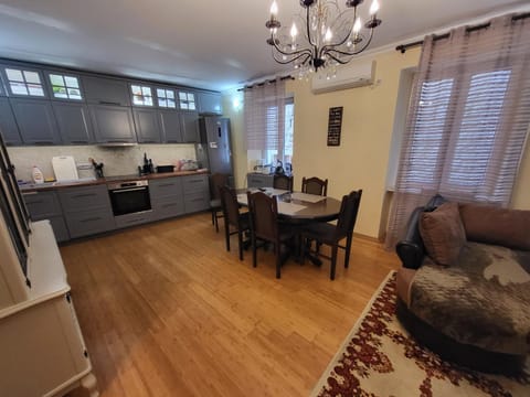 Kitchen or kitchenette, Living room, Seating area, Dining area, dishwasher, oven, pet friendly, stove, toaster, air conditioner
