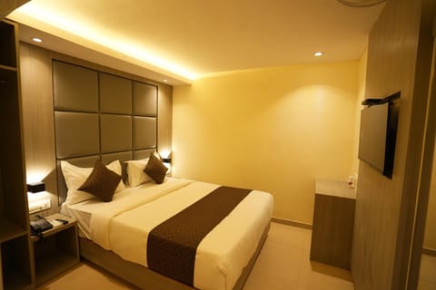 Bed, TV and multimedia, Bedroom, wardrobe