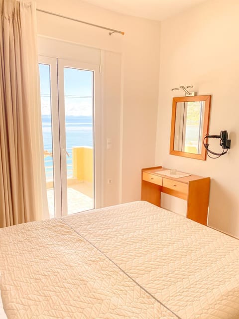 Bed, Natural landscape, Photo of the whole room, Bedroom, Sea view