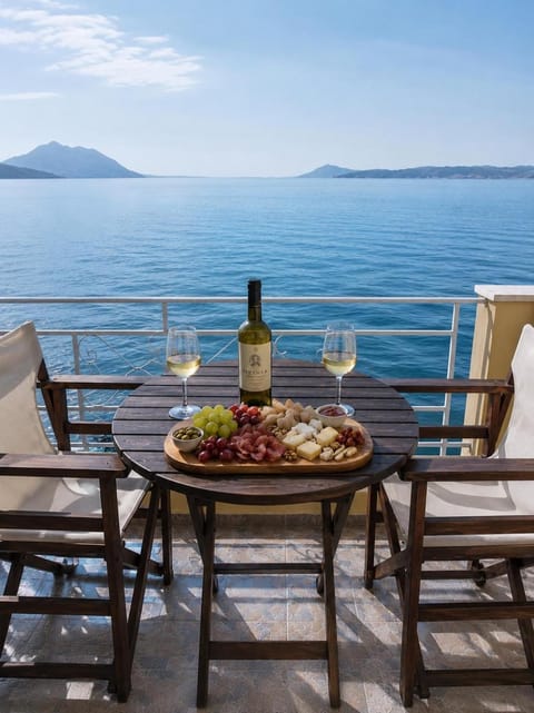 View (from property/room), Balcony/Terrace, Food and drinks, Food, Sea view, Drinks, Alcoholic drinks
