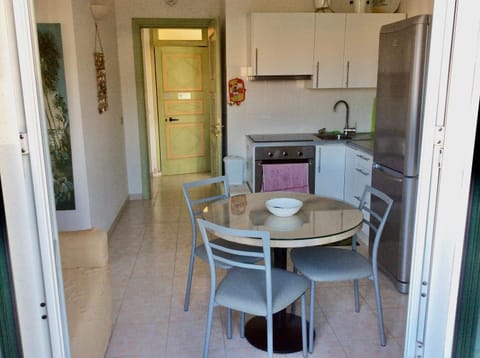 Kitchen or kitchenette, Dining area, oven, stove