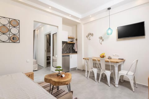 TV and multimedia, Kitchen or kitchenette, Decorative detail, Seating area, Dining area