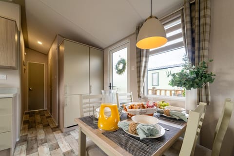Kitchen or kitchenette, Dining area, Food, Breakfast