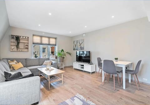 Communal lounge/ TV room, TV and multimedia, Living room, Seating area, Dining area, Evening entertainment