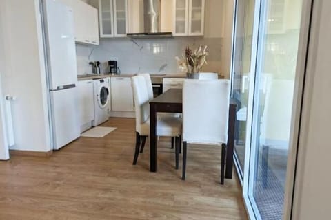 Kitchen or kitchenette, Dining area, dishwasher, pet friendly, washing machine