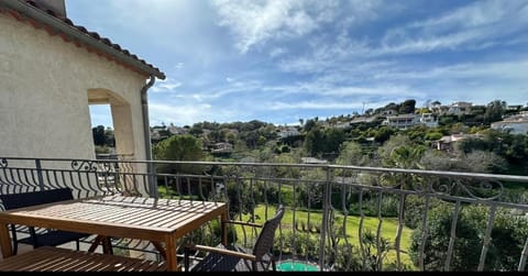 Villa Constance 3 Antibes - Spacieux logement en dernier étage Apartment in Antibes