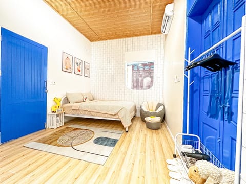 Photo of the whole room, Bedroom