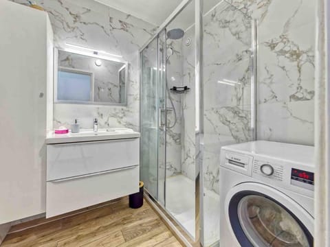 1 min to beach bedroom flat with 2 AC and parking in summer Apartment in Nice