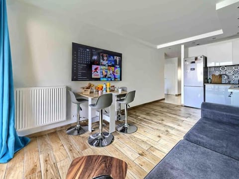 1 min to beach bedroom flat with 2 AC and parking in summer Apartment in Nice