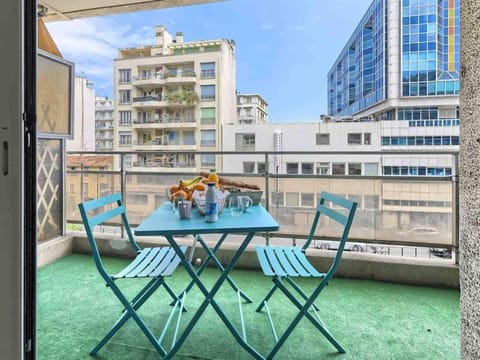 1 min to beach bedroom flat with 2 AC and parking in summer Apartment in Nice