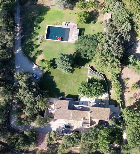 Property building, Spring, Natural landscape, Bird's eye view, Garden, Garden view, Pool view, Swimming pool, Parking
