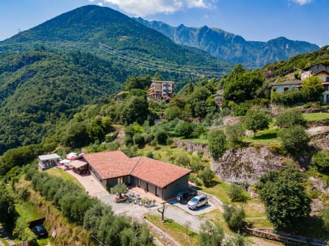 Property building, Nearby landmark, Neighbourhood, Natural landscape, Bird's eye view, Mountain view, Parking
