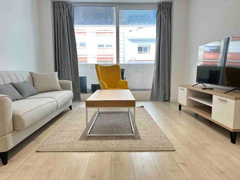 Jacinto Benavente 15, 1S con Parking gratis by YBH Apartment in Vigo