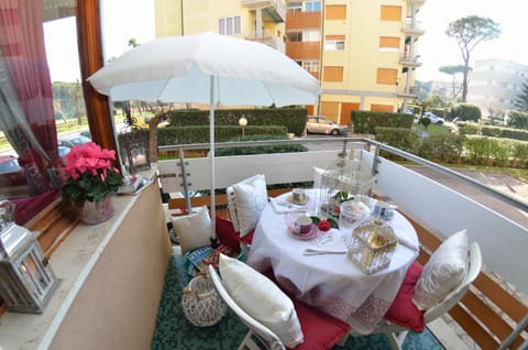 Day, Balcony/Terrace, Seating area, Dining area