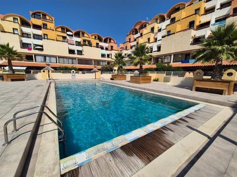 Day, Swimming pool