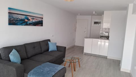 Kitchen or kitchenette, Living room, minibar, stove