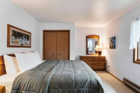 Dells Getaway At Tamarack & Mirror Lake Resort House in Lake Delton