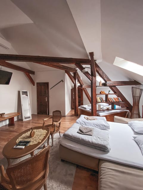 Bed, TV and multimedia, Living room, Photo of the whole room, Seating area, Bedroom, towels
