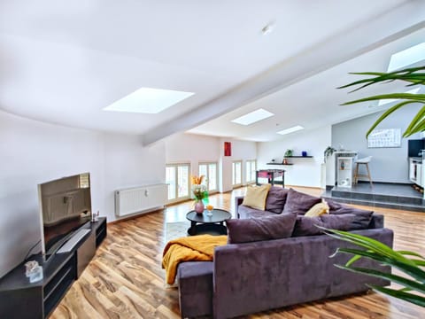 TV and multimedia, Living room, Evening entertainment