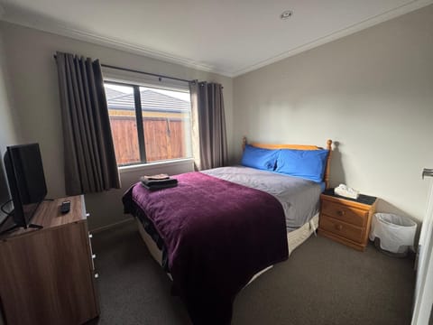 Home Stay Queen Bed Room 1 Vacation rental in Hamilton