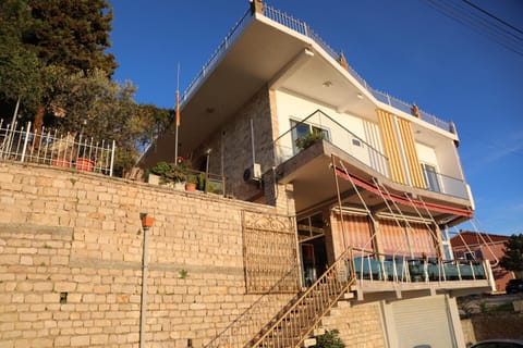 Property building, Restaurant/places to eat, Day