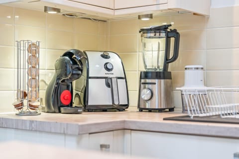 Awesome Coventry Home for Business Contractors and Suitable for families with Free Parking 14mins from NEC House in Coventry