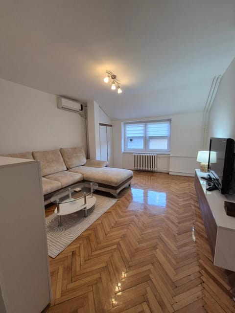 Bed, TV and multimedia, Living room, Photo of the whole room, Seating area, Bedroom, hair dresser, air conditioner