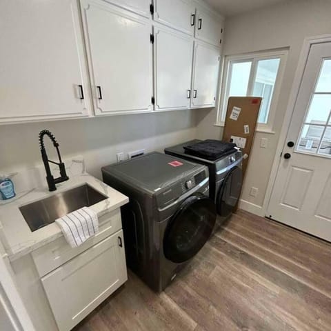 Home in the City: 4BR Fresno Retreat w POOL House in Fresno