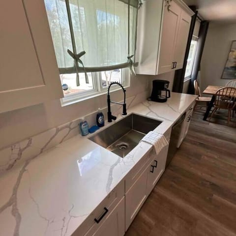 Home in the City: 4BR Fresno Retreat w POOL House in Fresno