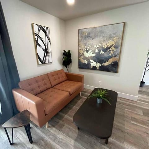 Home in the City: 4BR Fresno Retreat w POOL House in Fresno