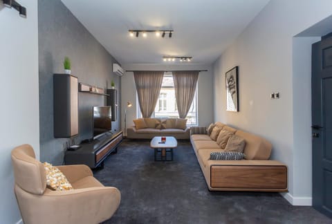 TV and multimedia, Living room, Photo of the whole room, Seating area, Bedroom