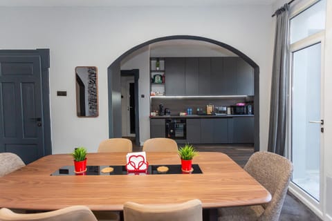 Kitchen or kitchenette, Living room, Seating area, Dining area, minibar