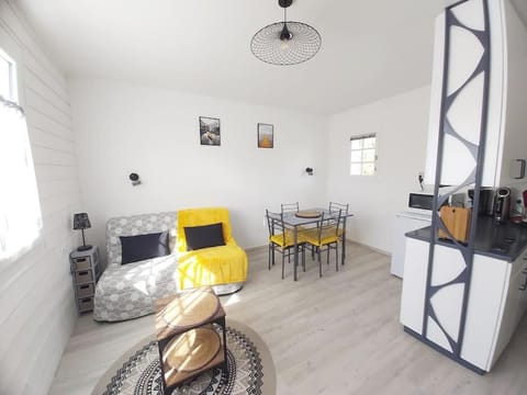 Kitchen or kitchenette, Seating area