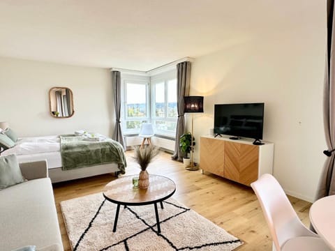 TV and multimedia, Photo of the whole room, Bedroom