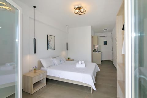 Bed, Kitchen or kitchenette, Photo of the whole room, towels