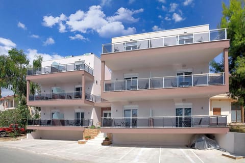 Property building, Day, Balcony/Terrace