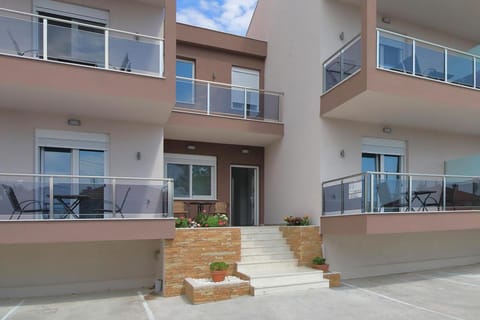 Property building, Day, Balcony/Terrace