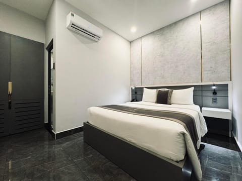 Bed, Photo of the whole room, Bedroom, wardrobe, air conditioner