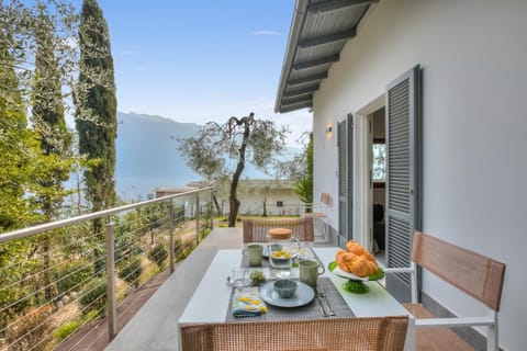 Balcony/Terrace, Dining area, Lake view