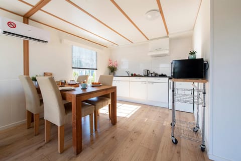 Kitchen or kitchenette, Dining area, minibar, pet friendly, air conditioner